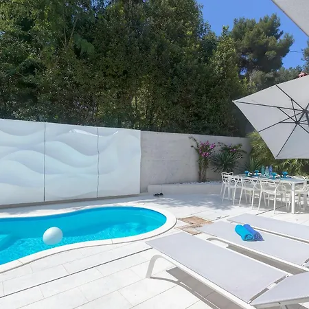 Chic 4 Bedrooms Istrian Star Close To Centre Private Heated Pool * ロヴィニ